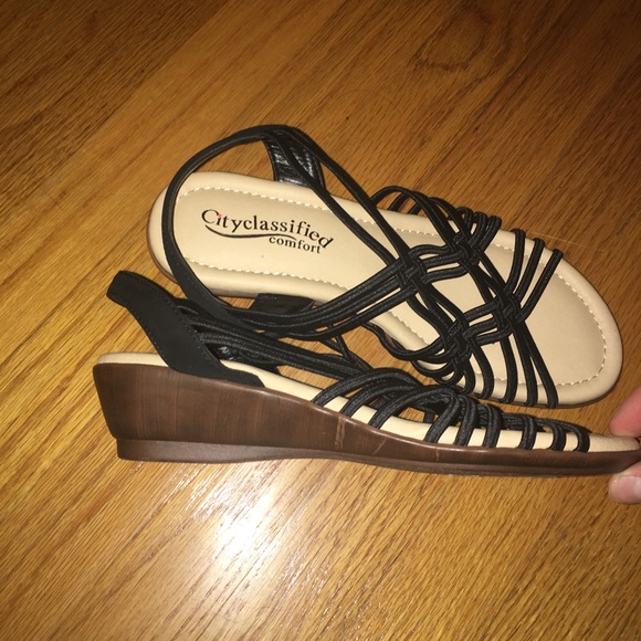 CITYCLASSIFIED BLACK LACE SANDALS - Picture 2 of 4